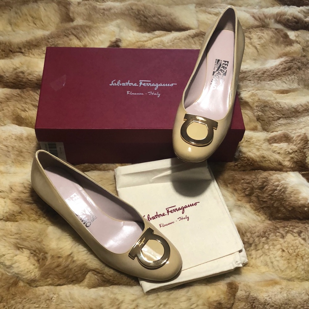 Salvatore Ferragamo Distinta BeigePatentCalf Pumps